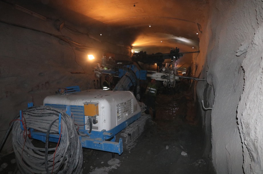 Konsolidierungsarbeiten der abgestürzten Zone der linken Tunnelröhre